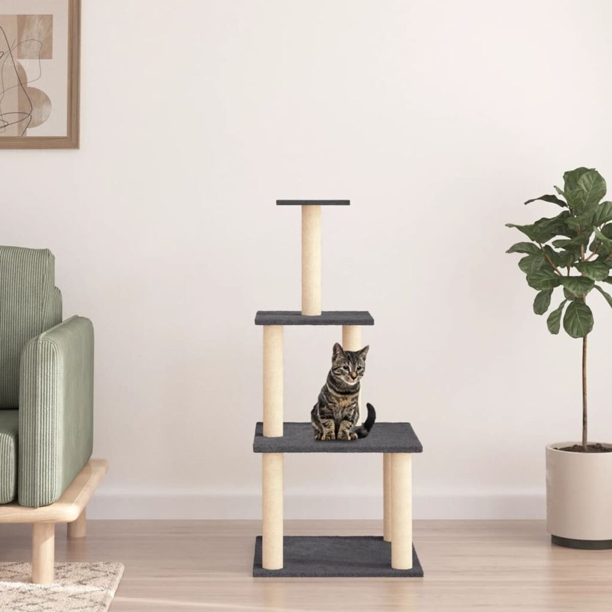 Katze sitzt auf einem dreistufigen Katzenbaum. Die Katze ist getigert. Pflanze und Bild im Hintergrund.