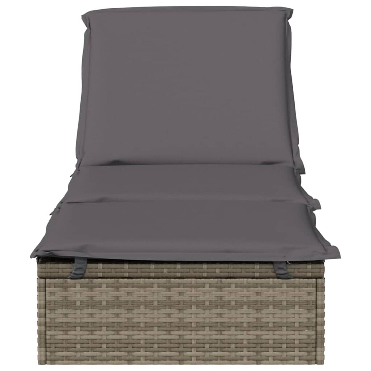 Grauer Outdoor-Liegestuhl mit Rattan-Untergestell. Der Stuhl ist zurückgelehnt und hat ein Kissen.