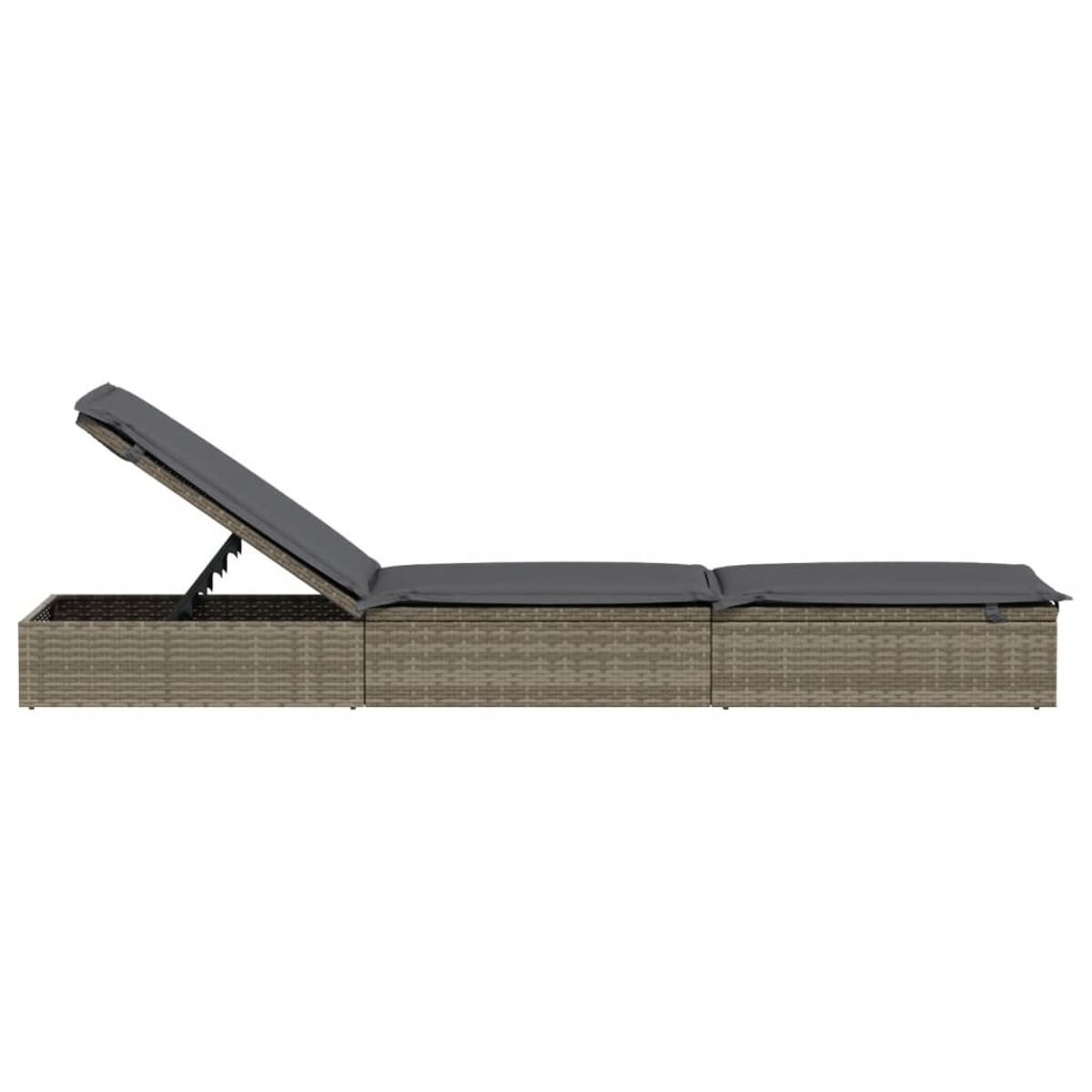 Rattan-Sonnenliege für den Außenbereich mit grauem Kissen, zurückgelehnt. Weißer Hintergrund.