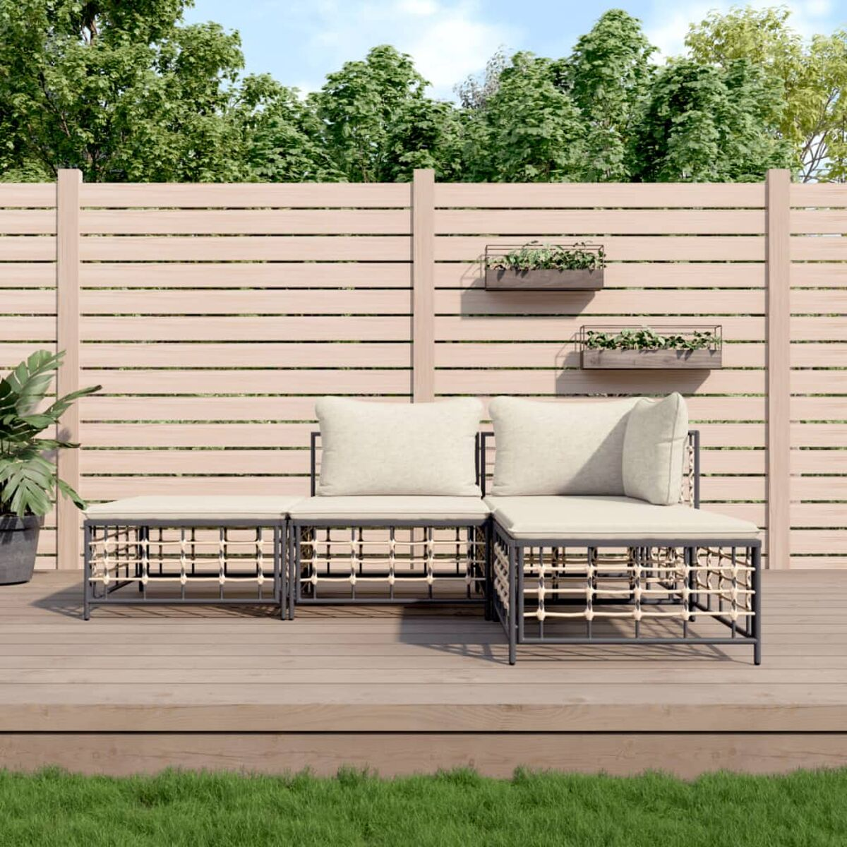 Outdoor-Sitzgruppe mit Sofa und zwei Hockern. Beige Kissen, dunkelgraue Rahmen und ein Holzboden im Hintergrund.