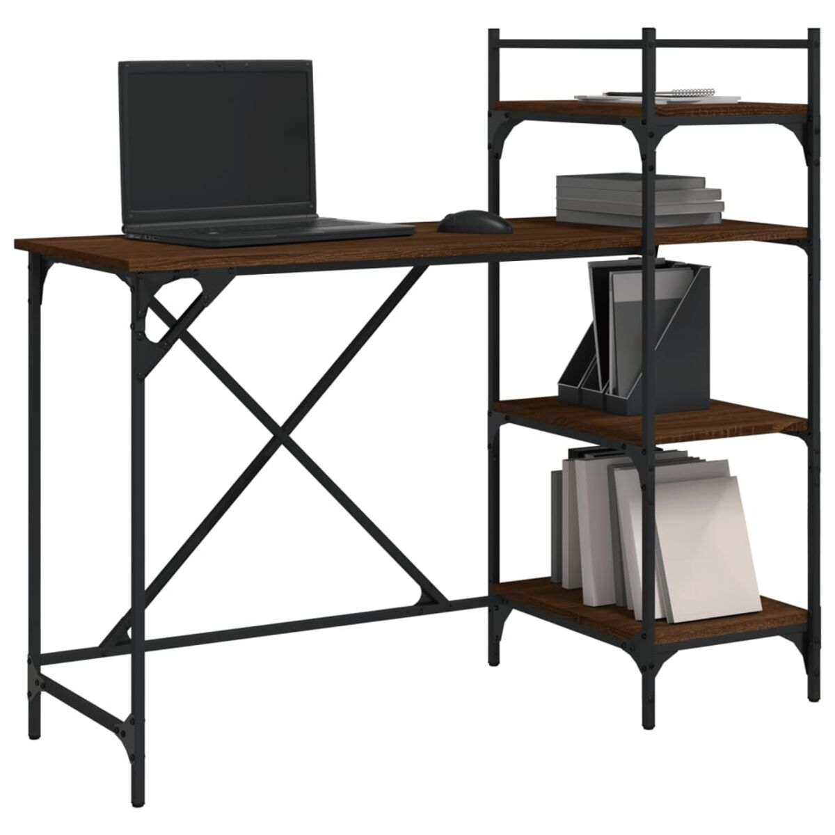 Ein dunkler Schreibtisch mit Laptop, Maus und Regalen mit Büchern und Akten.