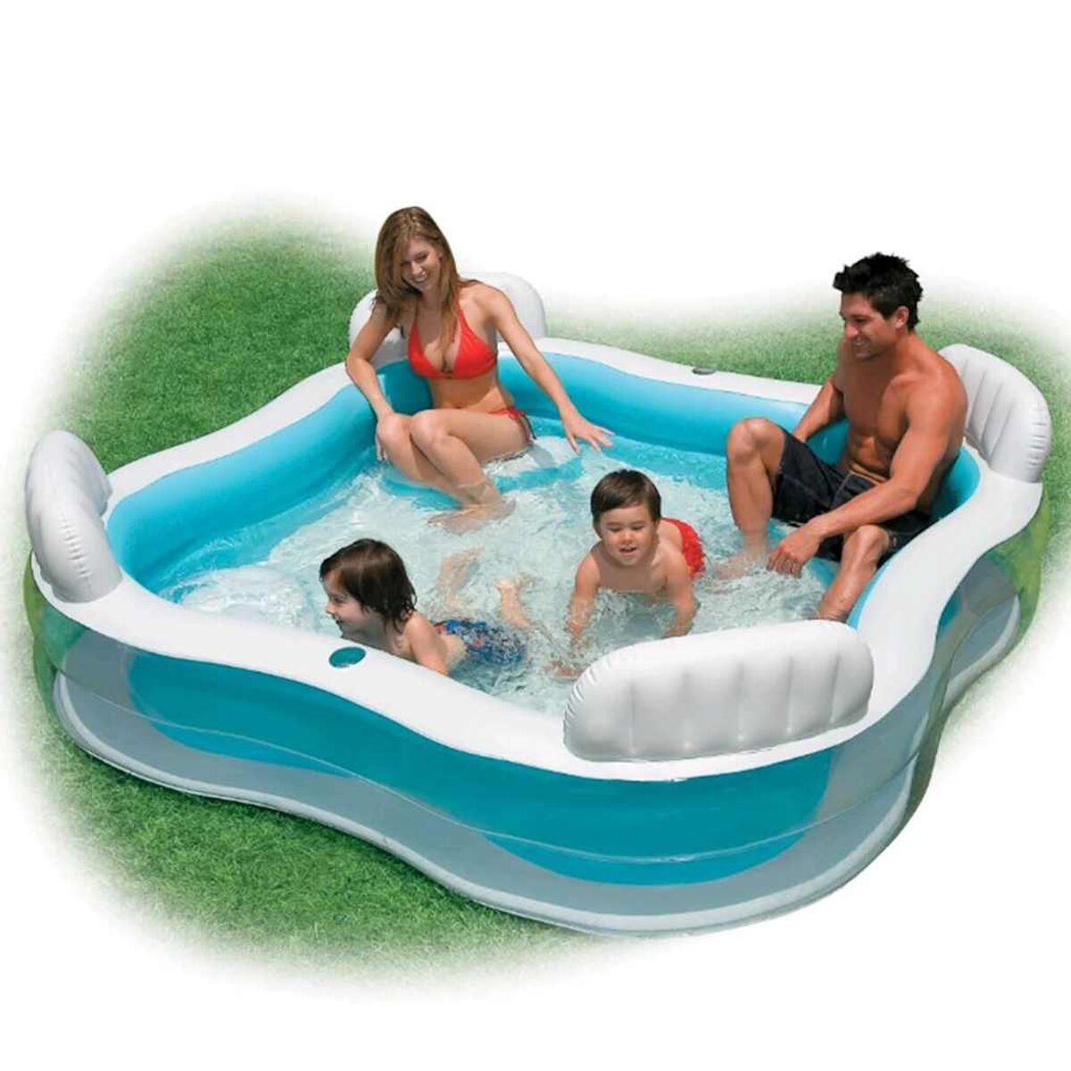 Familie in einem aufblasbaren Pool. Zwei Kinder und zwei Erwachsene genießen das Wasser an einem sonnigen Tag.