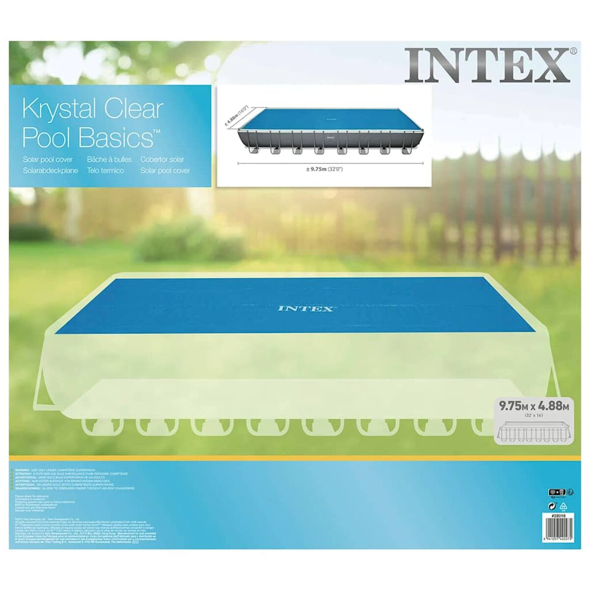 Eine blaue Poolabdeckung über einem Pool. Die Abdeckung ist rechteckig mit Intex-Schriftzug.