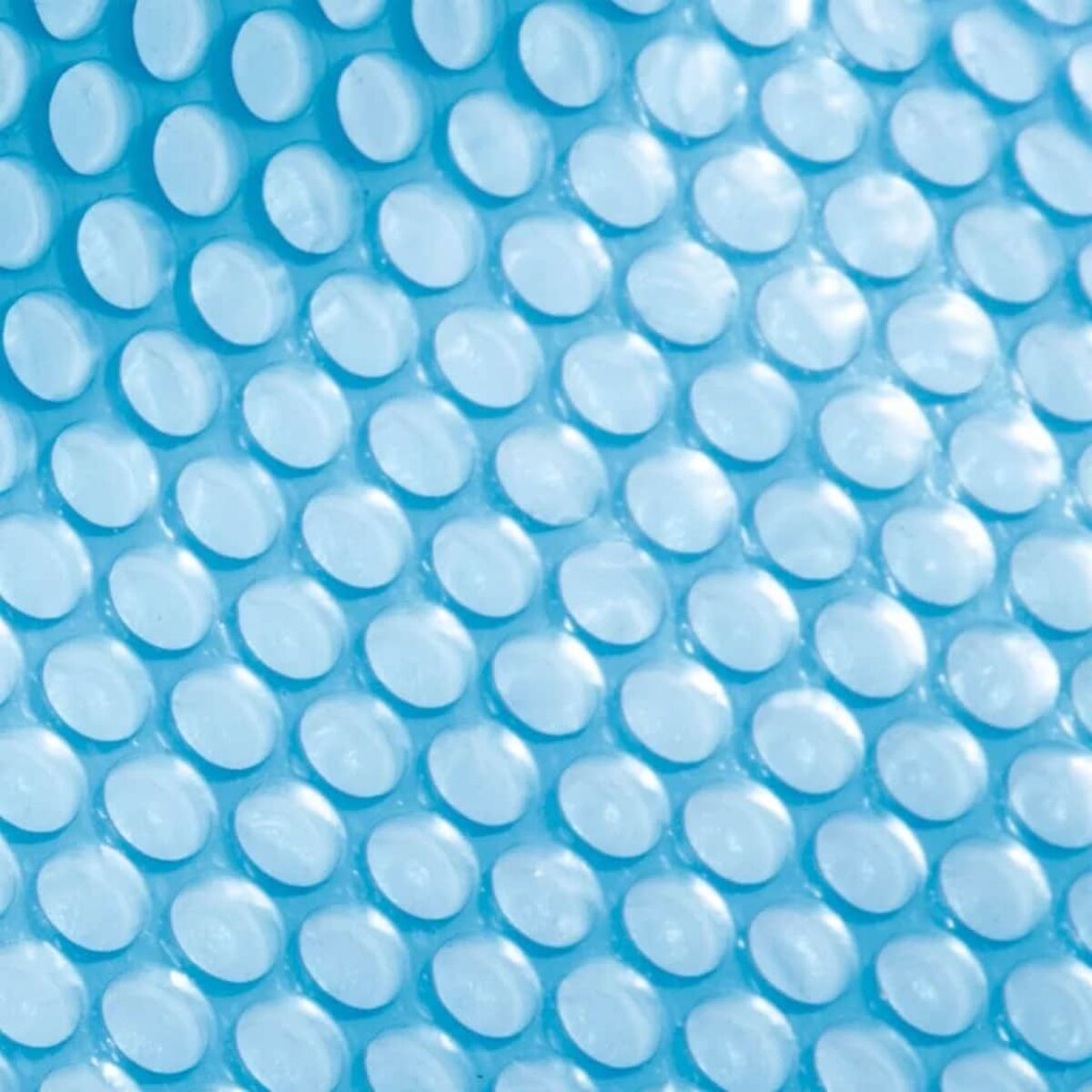 Nahaufnahme einer blauen Poolabdeckung mit Blasen.