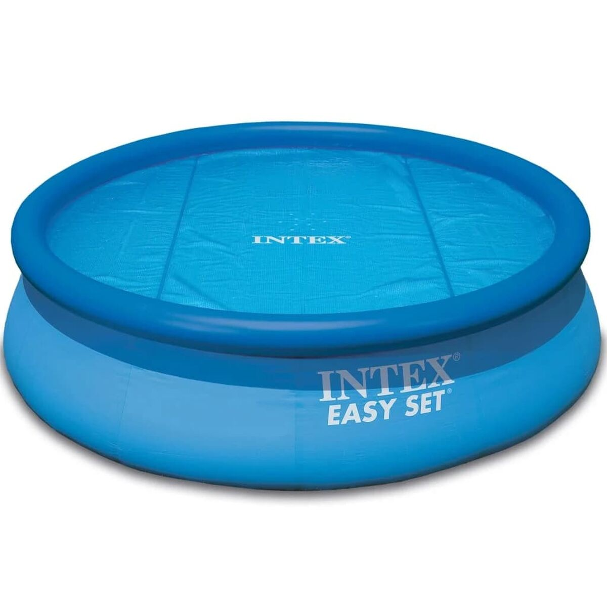 Ein runder, aufblasbarer blauer Pool mit blauem Deckel, das Wort INTEX steht auf dem Deckel.