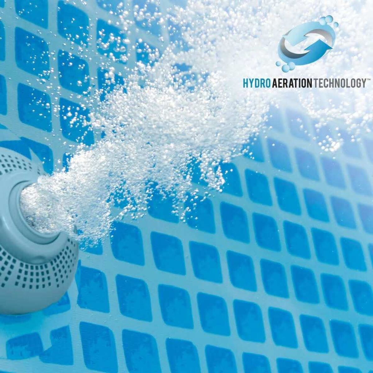 Wasserstrahl, der in einen blauen Pool spritzt.