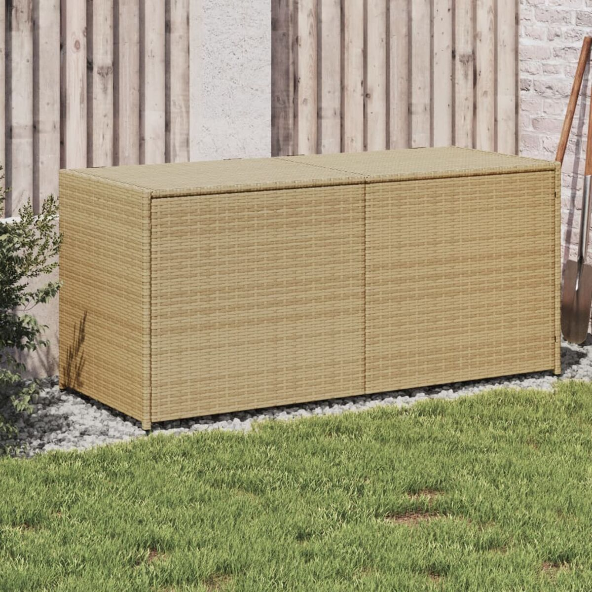 Beige Aufbewahrungsbox aus Korb auf Gras.