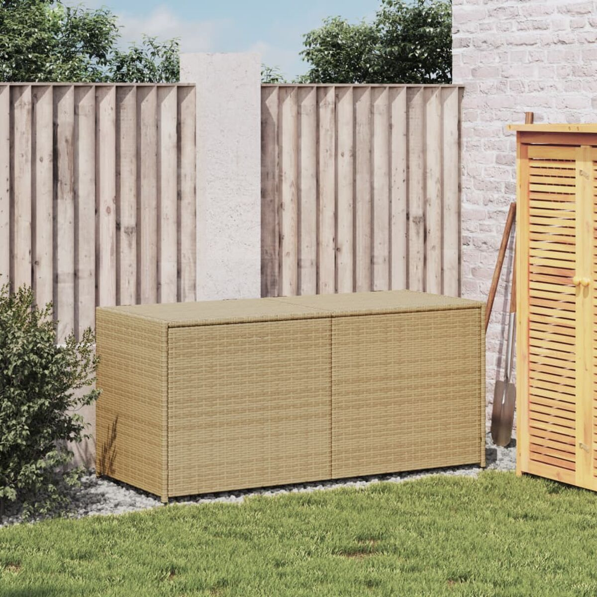 Ein beiger Weiden-Garten-Stauschrank mit zwei Türen. Er steht in einem Garten neben einem Holzschuppen.