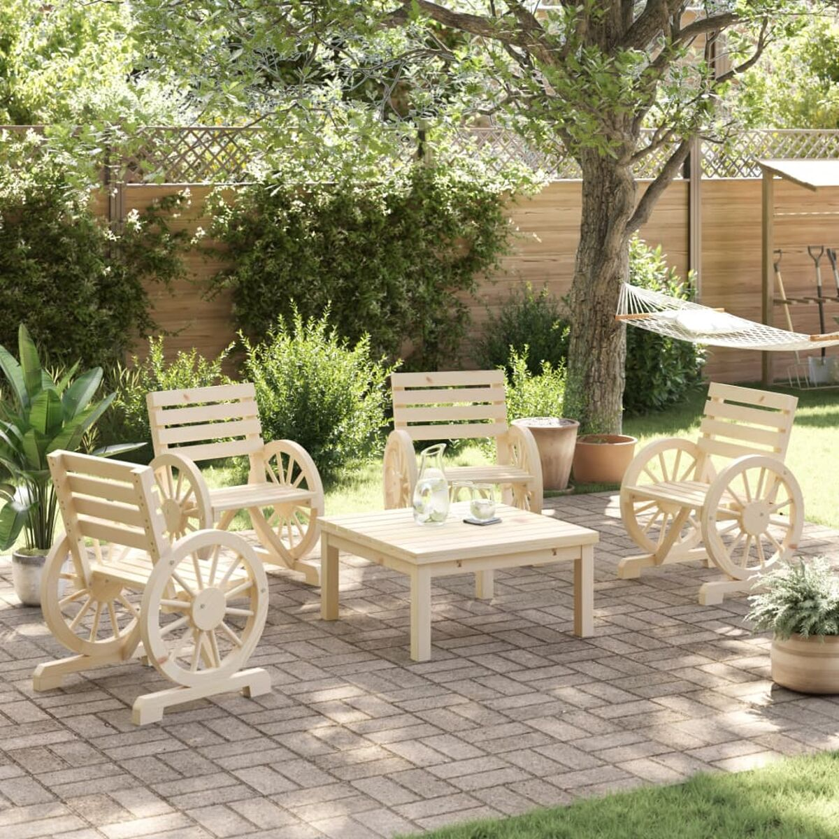 Garten-Terrassenset: vier Wagenradstühle, ein Tisch und Pflanzen. Grünes Gras und Bäume.