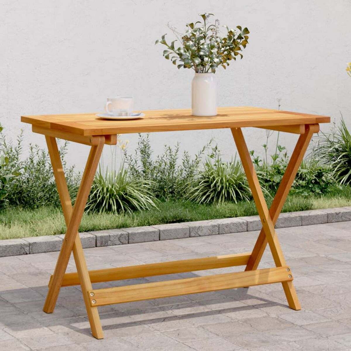 Klapptisch aus Holz mit Vase und Tasse darauf, im Freien aufgestellt.