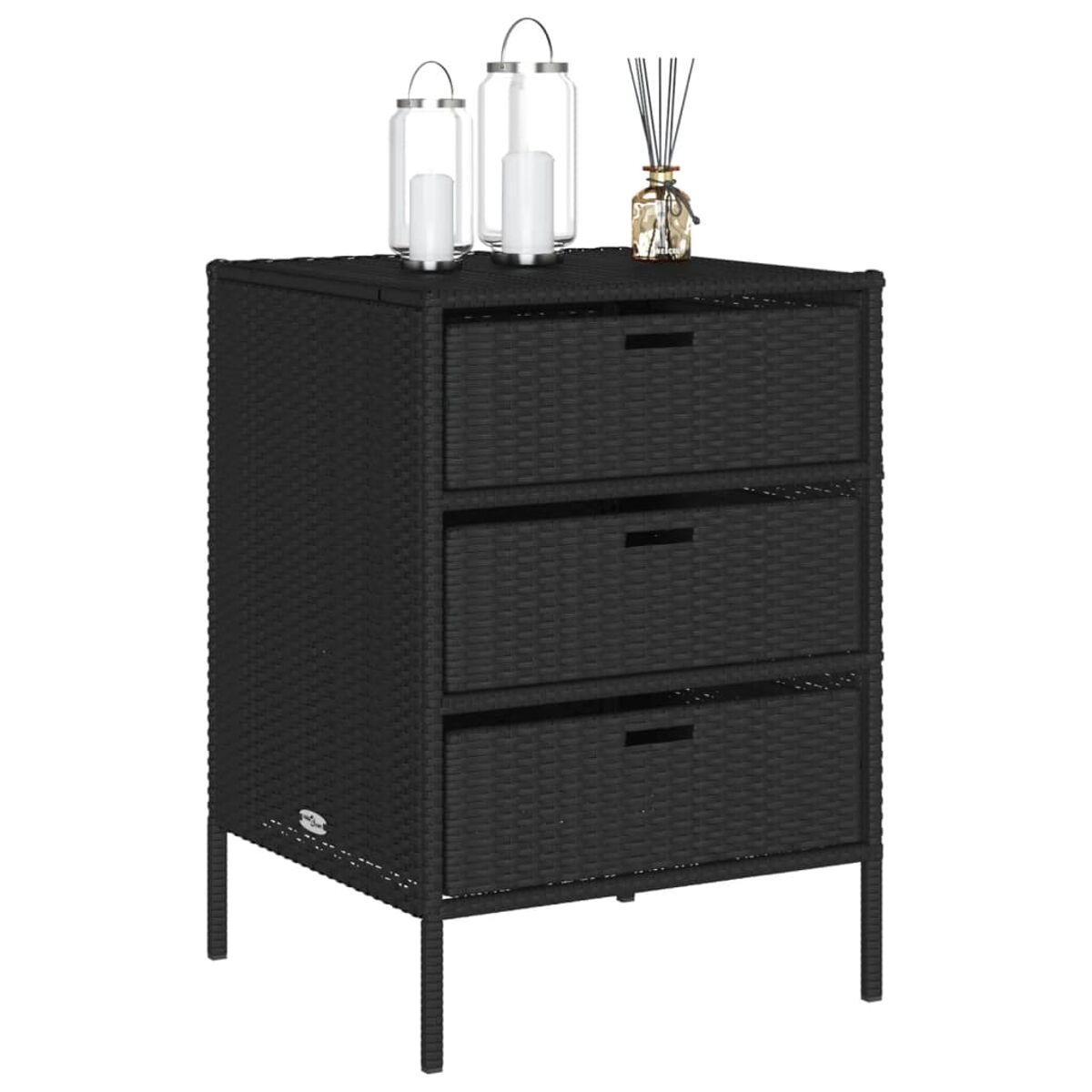 Schwarzer Rattan-Schrank mit drei Schubladen. Zwei Kerzen und ein Diffusor stehen oben.