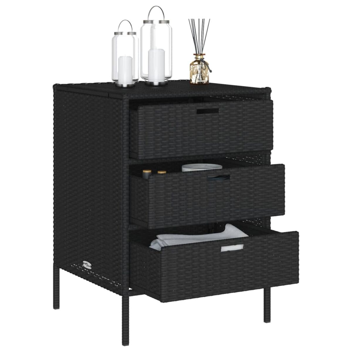 Schwarzer Korbschrank mit drei Schubladen, dekoriert mit Kerzen und einem Diffusor.
