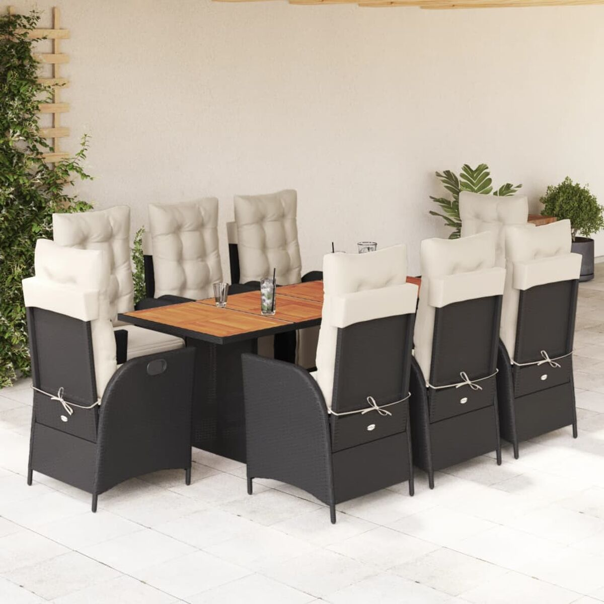 Essgruppe für den Außenbereich mit Holztisch, sechs Stühlen mit beigen Kissen.