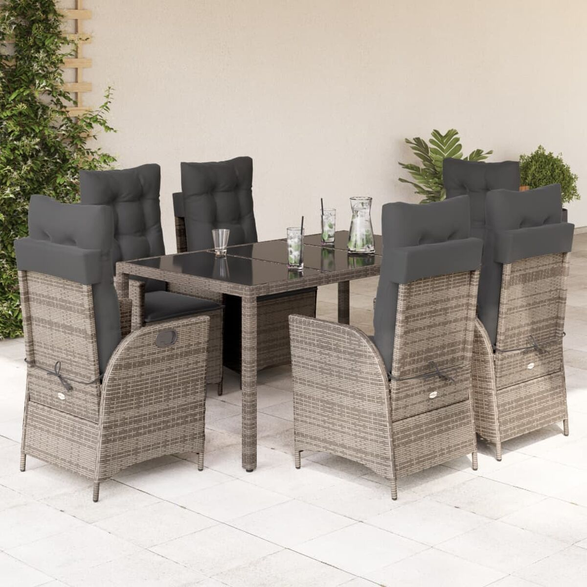 Set da pranzo per esterni con tavolo e sei sedie su un patio bianco, colori neutri.