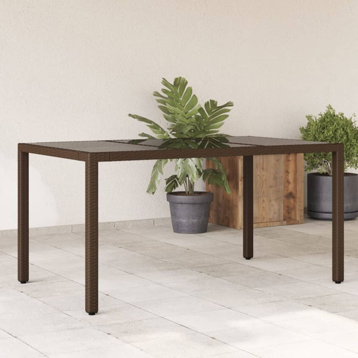 Brauner Outdoor-Tisch mit Glasplatte, einer Pflanze und Holztür.