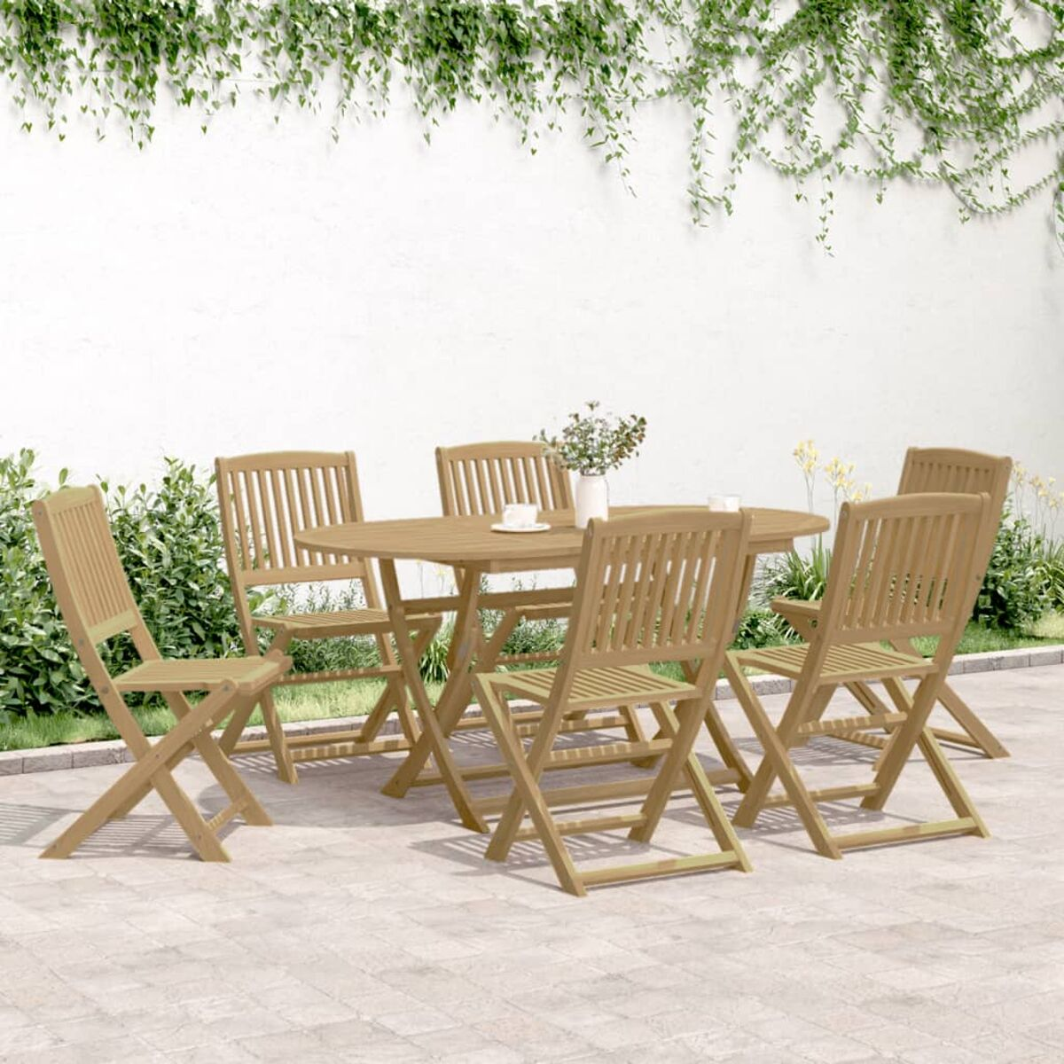 Hölzernes Ess-Set für den Außenbereich mit Tisch und Stühlen. Die Stühle sind klappbar, auf einer Steinterrasse.