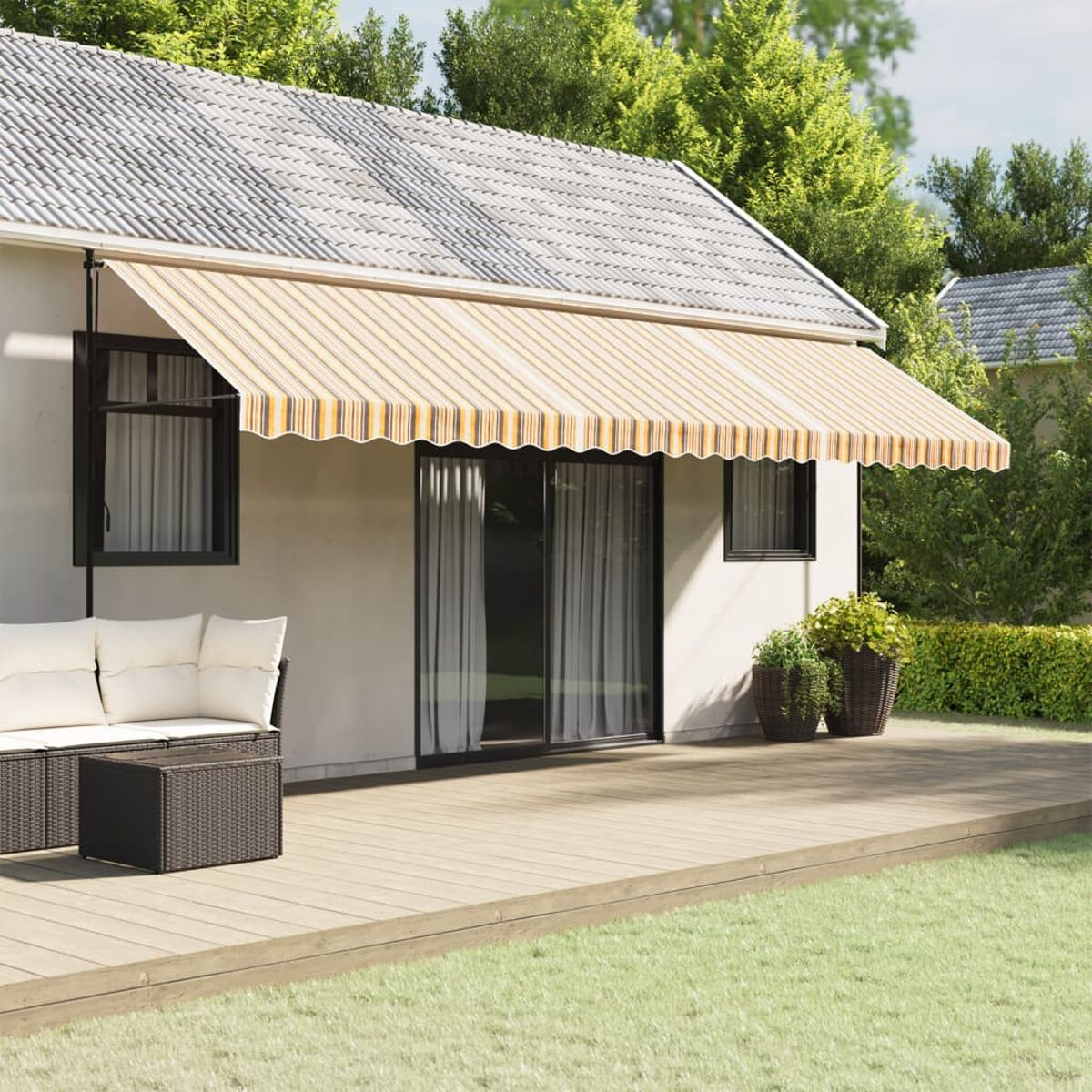Gestreifte, ausfahrbare Markise an einem Haus. Beige und orange Streifen.