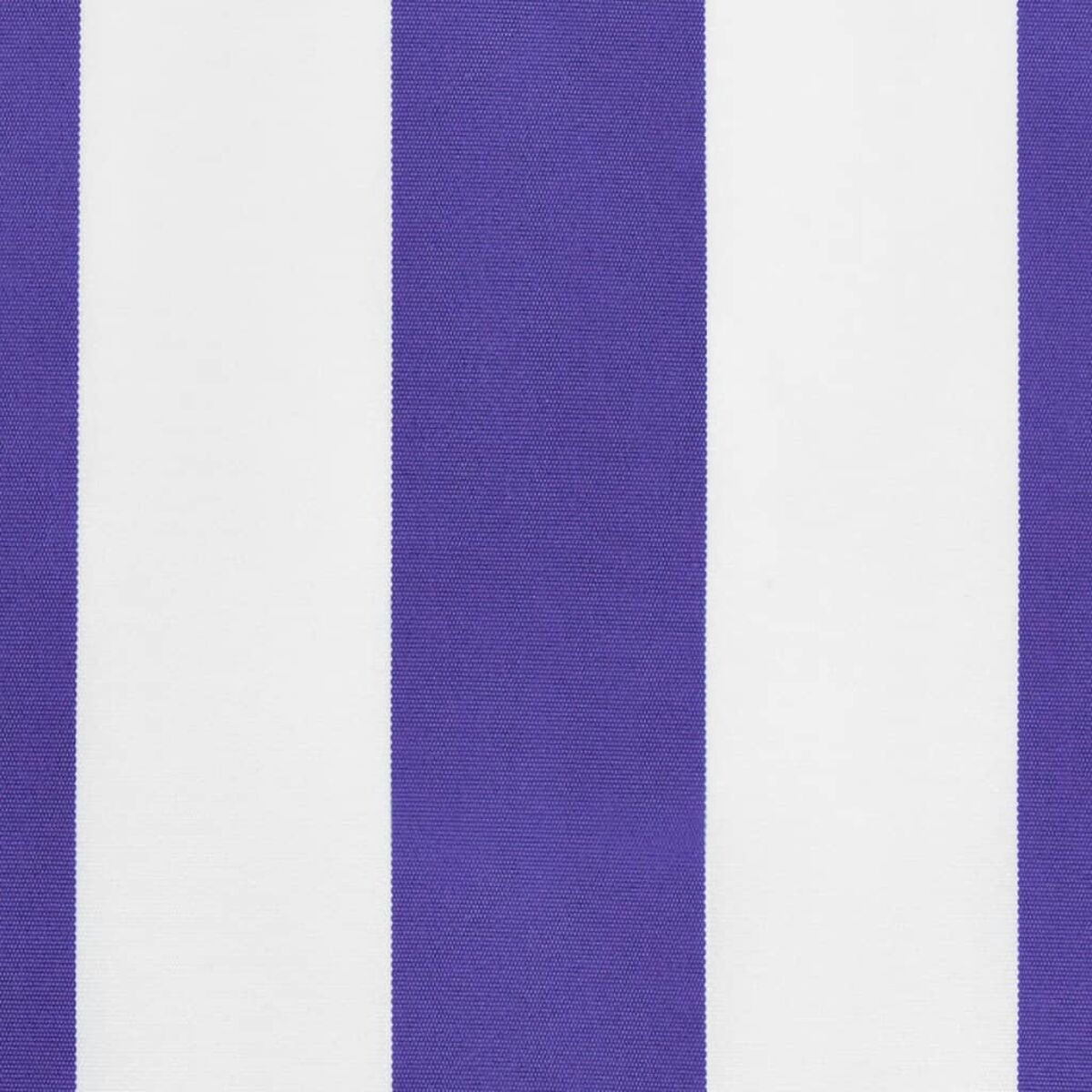 Nahaufnahme eines weiß-violett gestreiften Stoffes. Vertikale Streifen sind sichtbar.