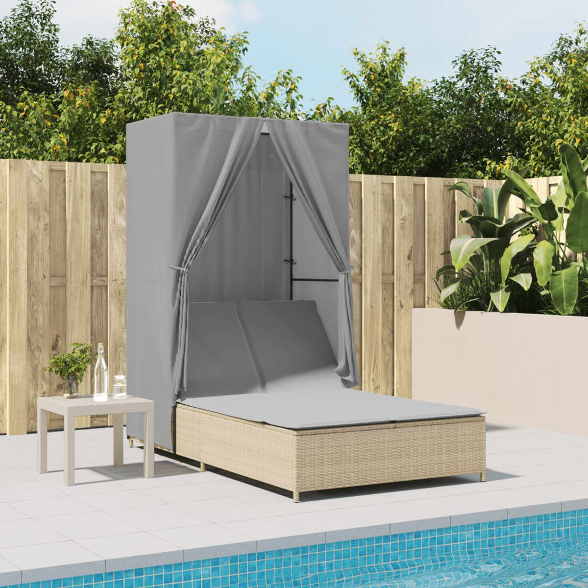 Lettino prendisole all'aperto con baldacchino, cuscini, tavolino e piscina.