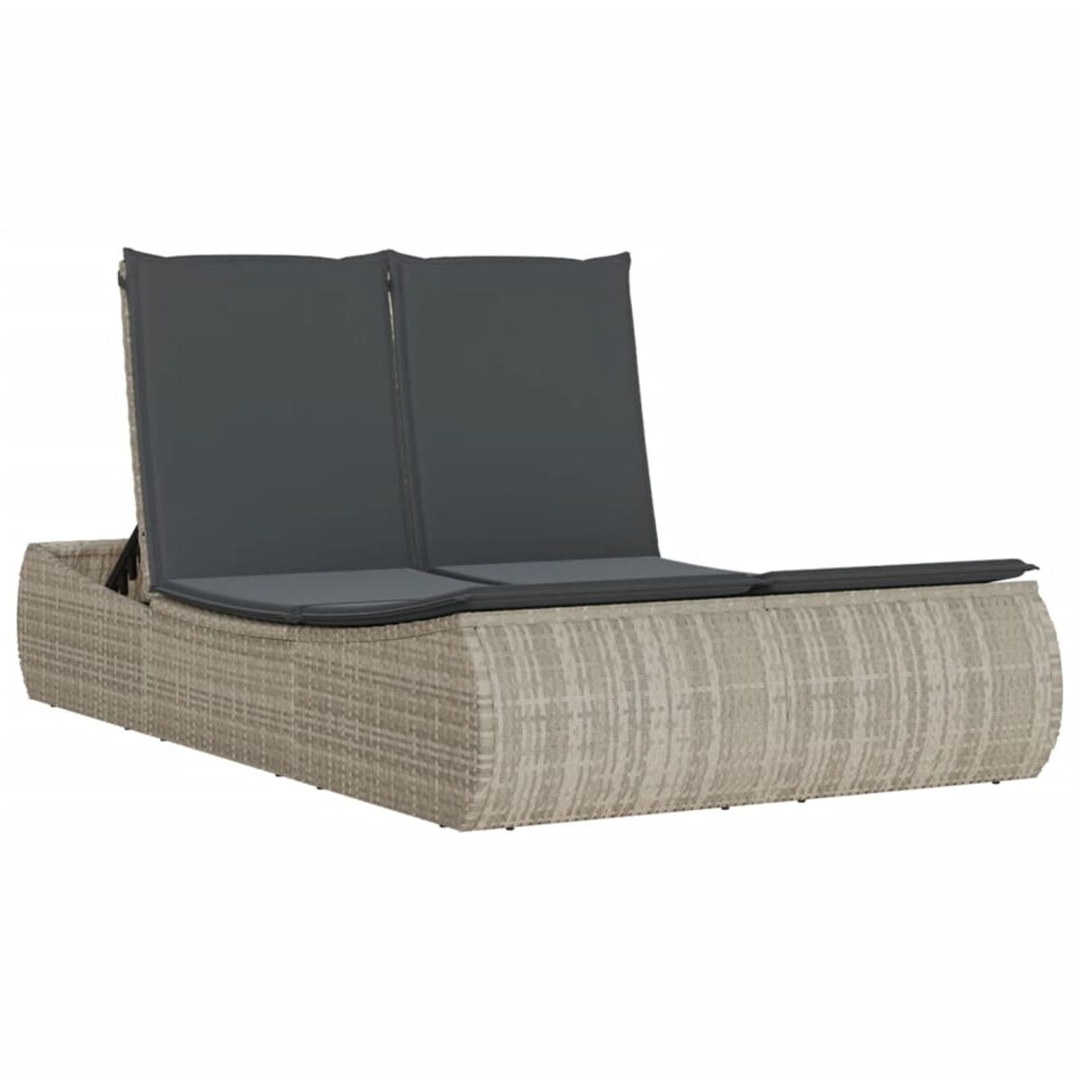 Una chaise longue beige da esterno con due cuscini grigi. È realizzata in materiale intrecciato, sfondo bianco.