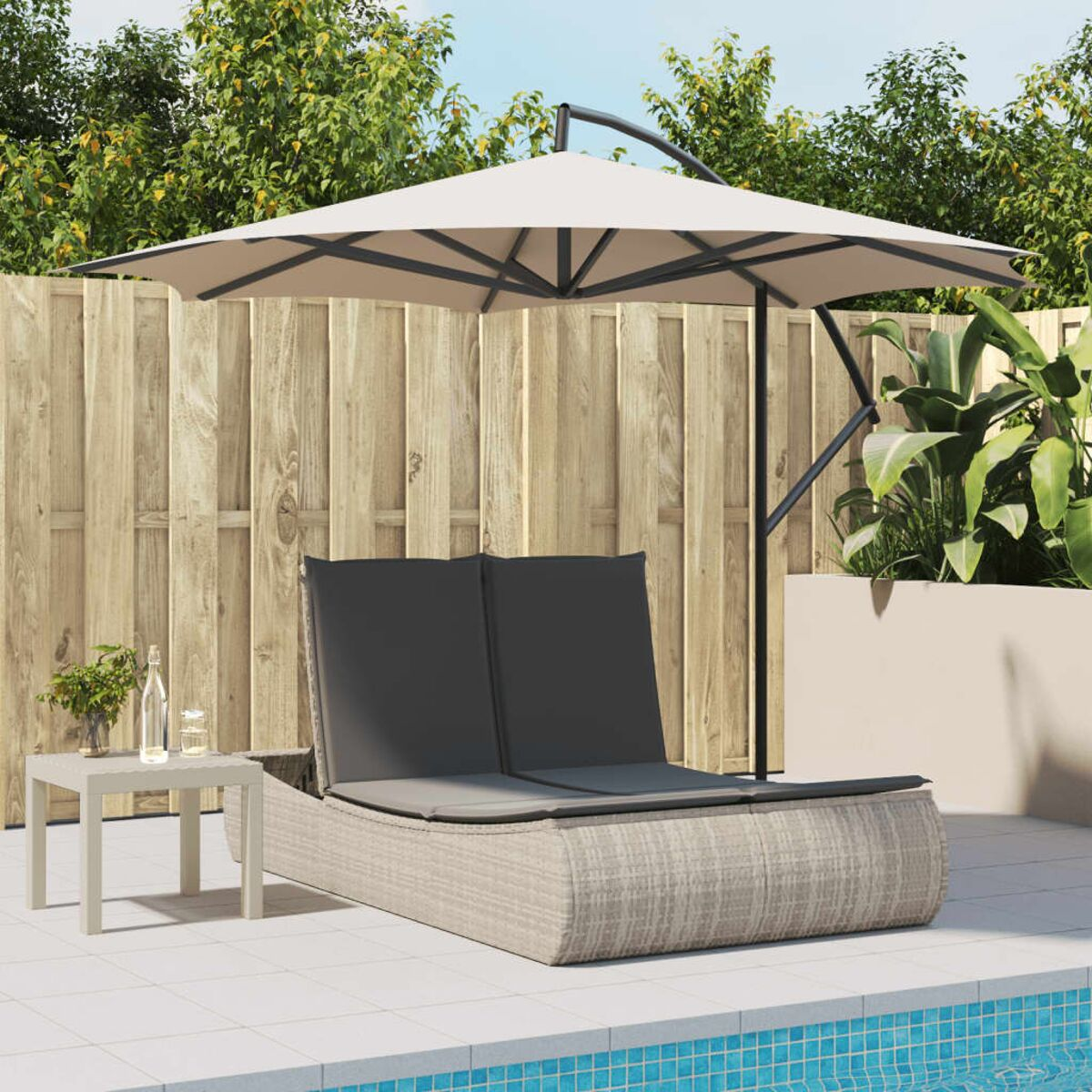 Una scena del patio con un lettino, un ombrellone, un tavolino e una piscina con una staccionata in legno.