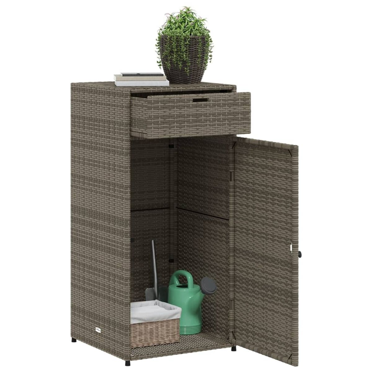 Ein brauner Outdoor-Aufbewahrungsschrank aus Korbgeflecht, geöffnet, um ein Regal, eine Schublade und Gegenstände zu zeigen.
