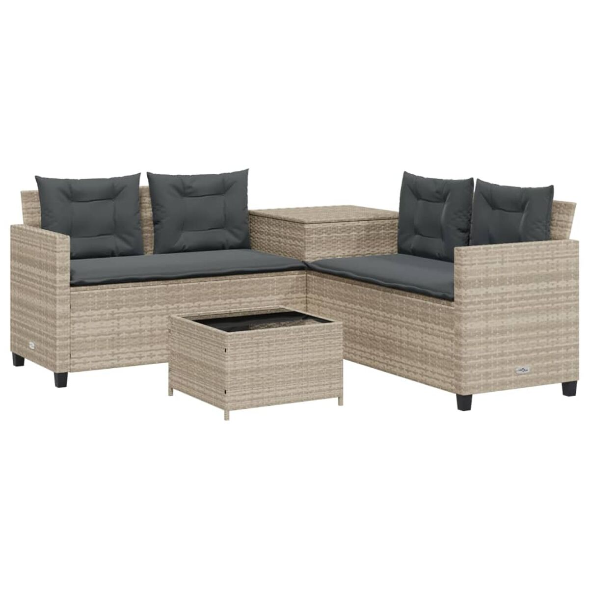 Set da patio in vimini con due divani, un tavolo e cuscini. Vimini beige, cuscini grigio scuro.