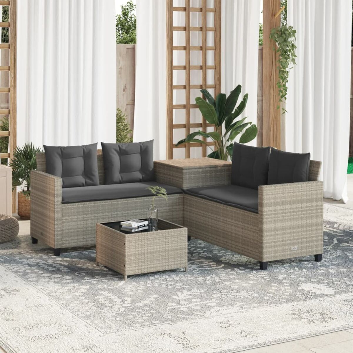 Set di mobili da esterno in rattan con cuscini grigi e tavolino.