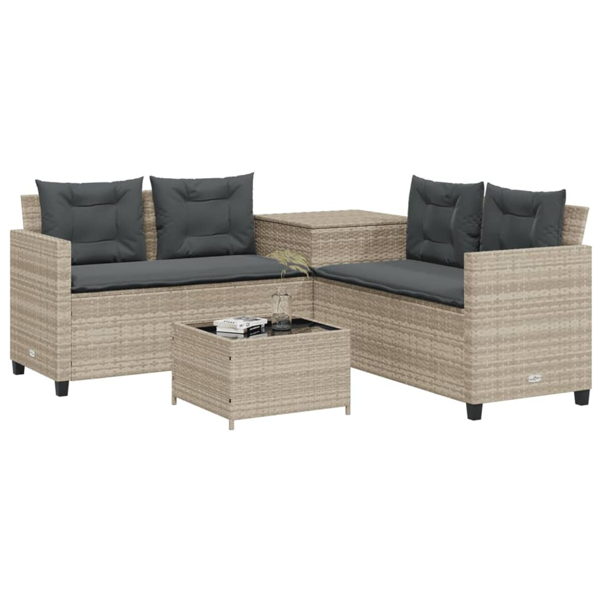 Set di mobili da esterno in vimini: divano con cuscini, tavolo. Colore beige. Isolato su sfondo bianco.