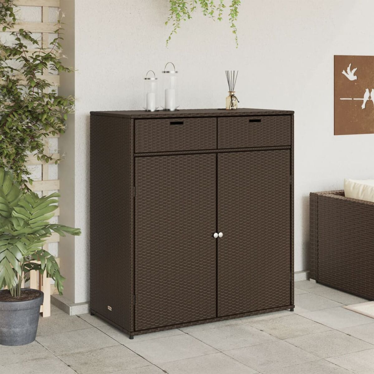 Ein brauner Outdoor-Stauraumschrank mit zwei Schubladen und zwei Türen, vor einer weißen Wand.