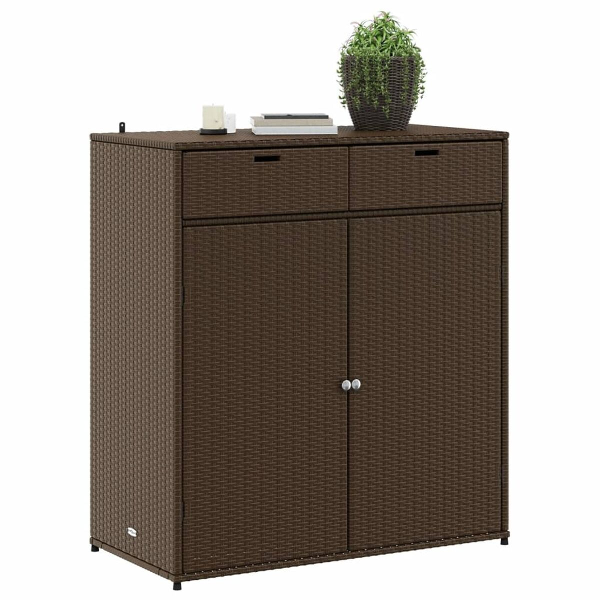 Brauner gewebter Schrank mit zwei Schubladen und zwei Türen, mit Pflanzen oben drauf.