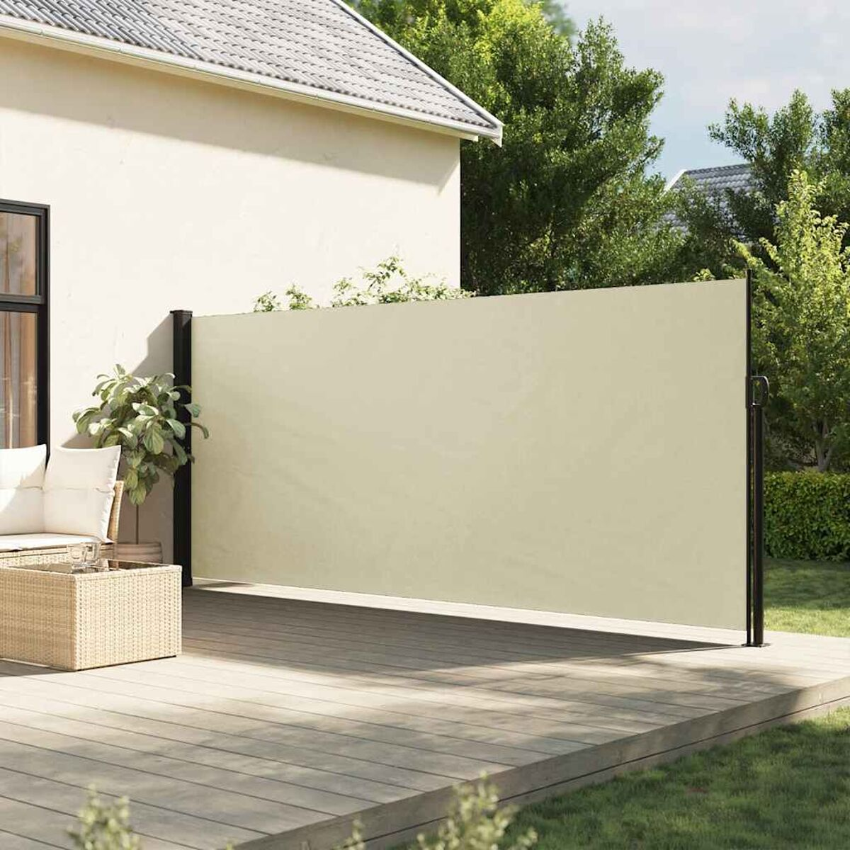 Beiger Outdoor-Sichtschutz. Schwarzer Rahmen. Holzterrasse. Hausfassade. Grüne Pflanzen.