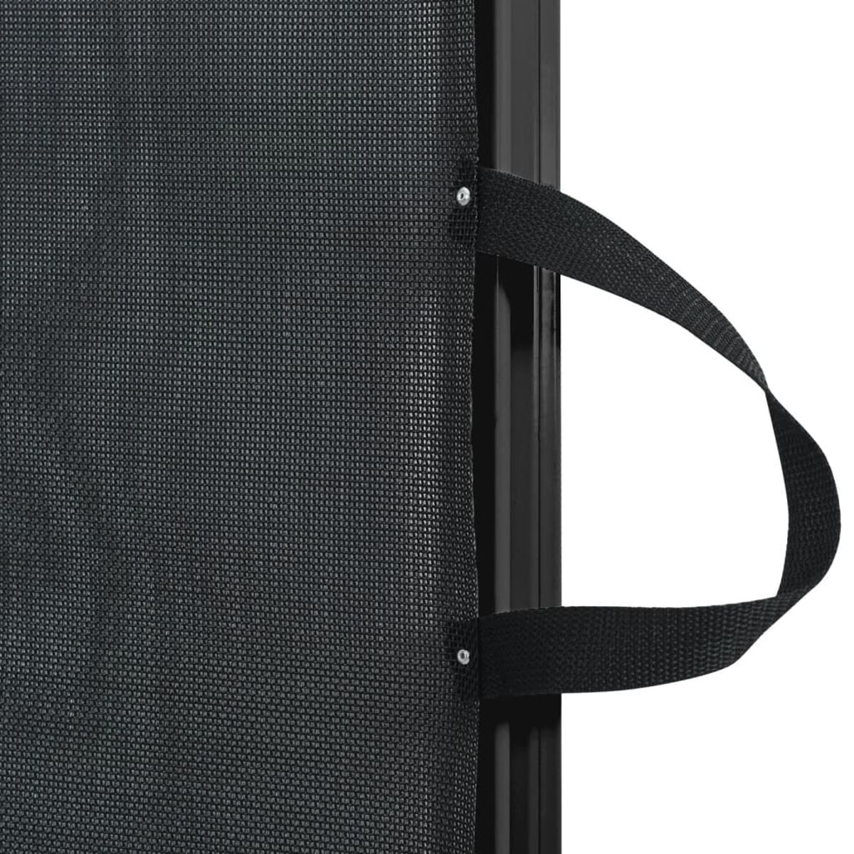 Nahaufnahme von schwarzem Mesh-Gewebe mit schwarzem Griff am Rahmen.