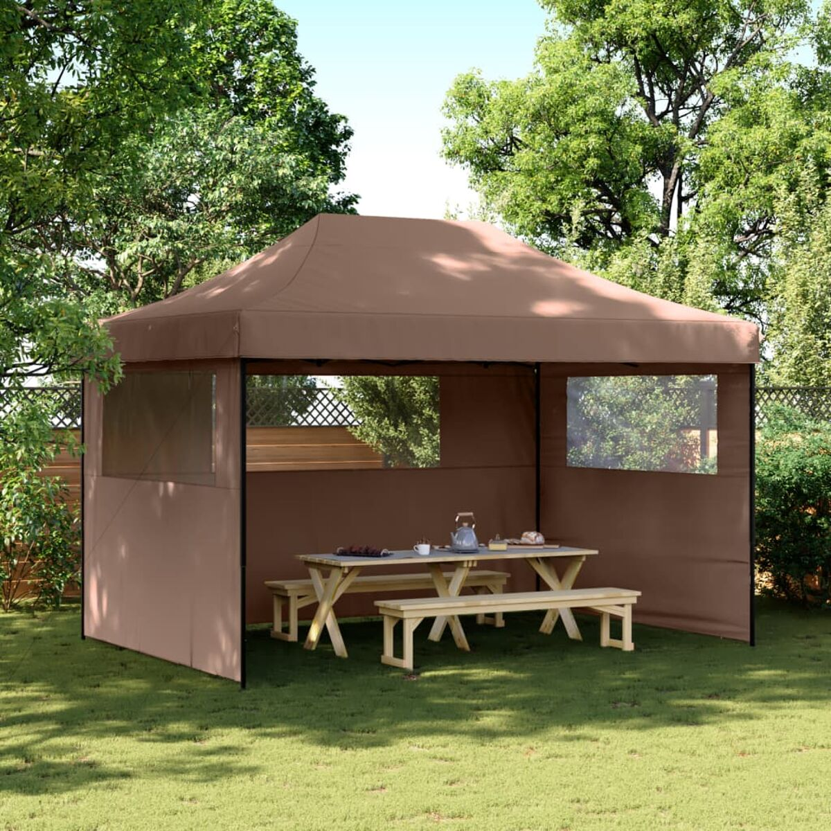 Brauner Outdoor-Pavillon mit Tisch, Bänken und grünem Rasen. Bäume im Hintergrund.