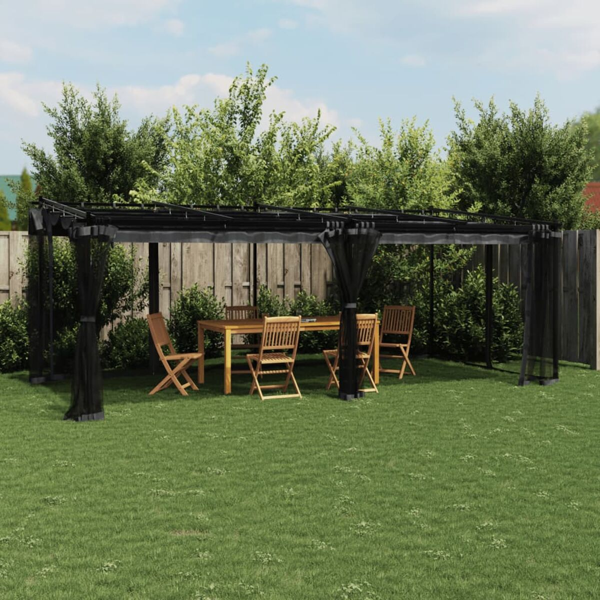 Schwarzer Pavillon mit Tisch und Stühlen auf Gras, Bäume im Hintergrund.