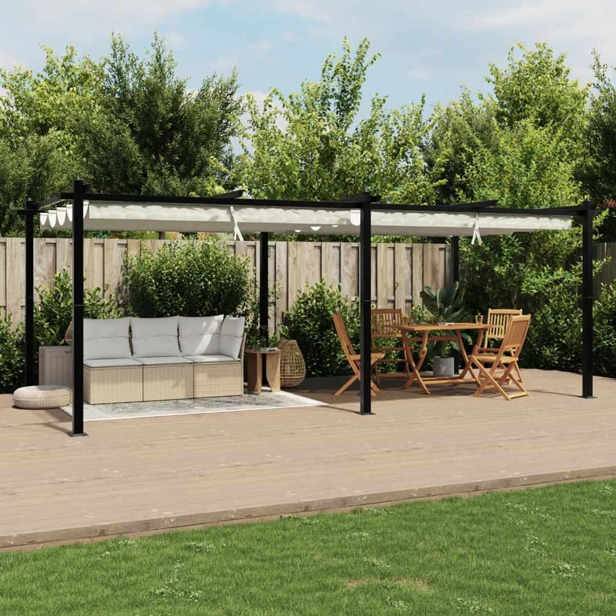 Area salotto all'aperto con pergola. Deck in legno, divano, sedie e tavolo. Erba verde e alberi.