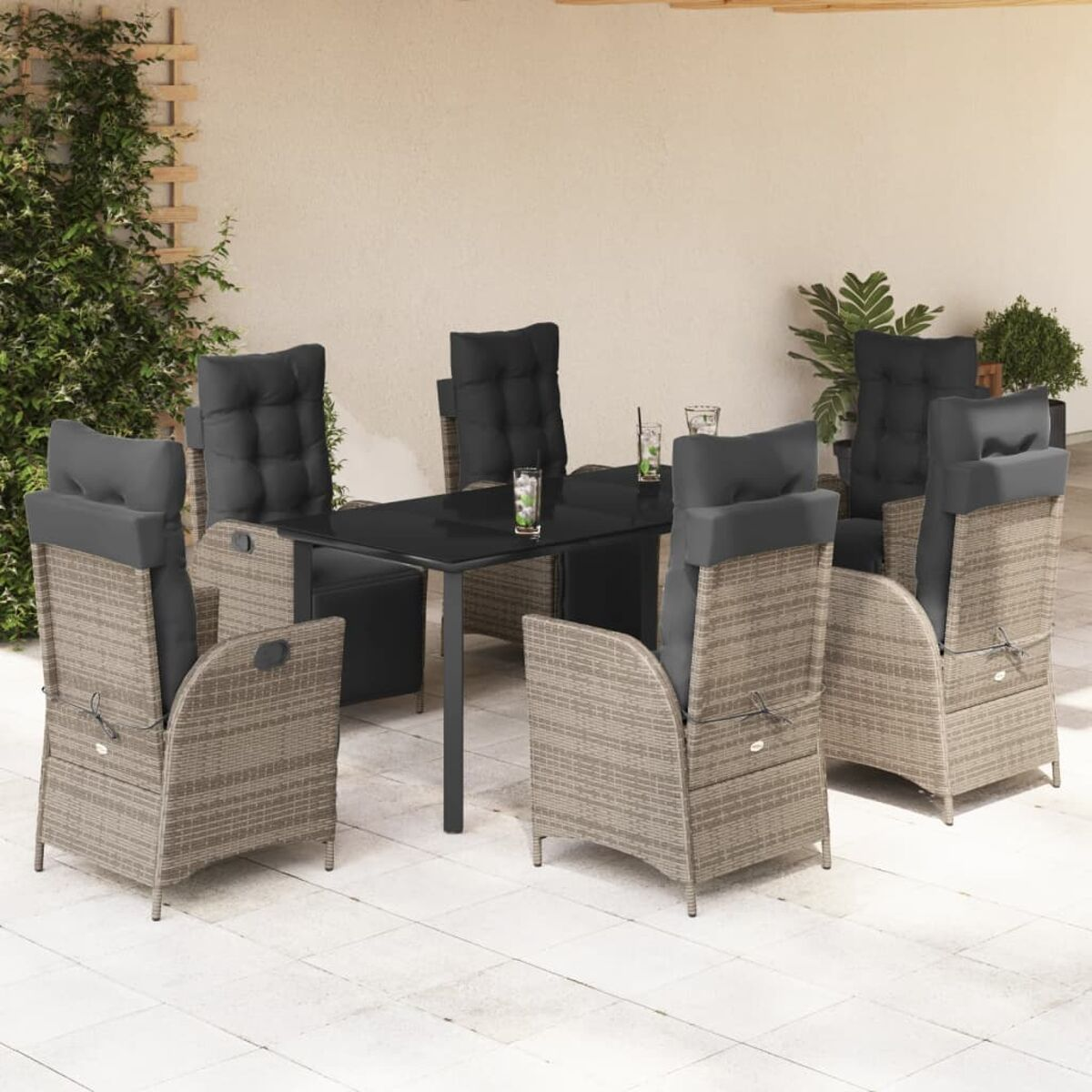 Essgruppe für draußen mit sechs Stühlen und einem schwarzen Tisch, grauen Kissen, auf einer Terrasse.