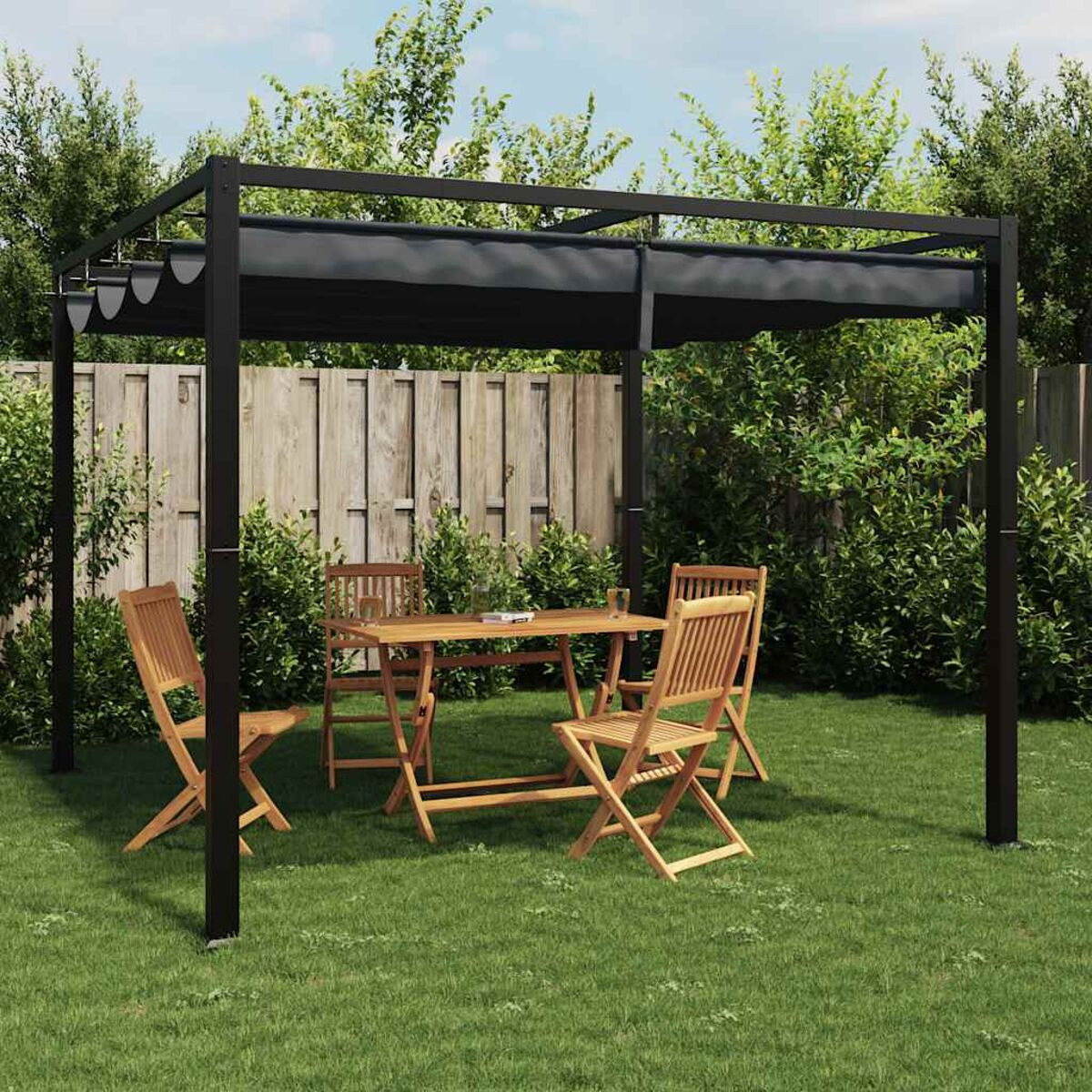 Struttura pergola esterna con tavolo e sedie, su erba con alberi sullo sfondo.