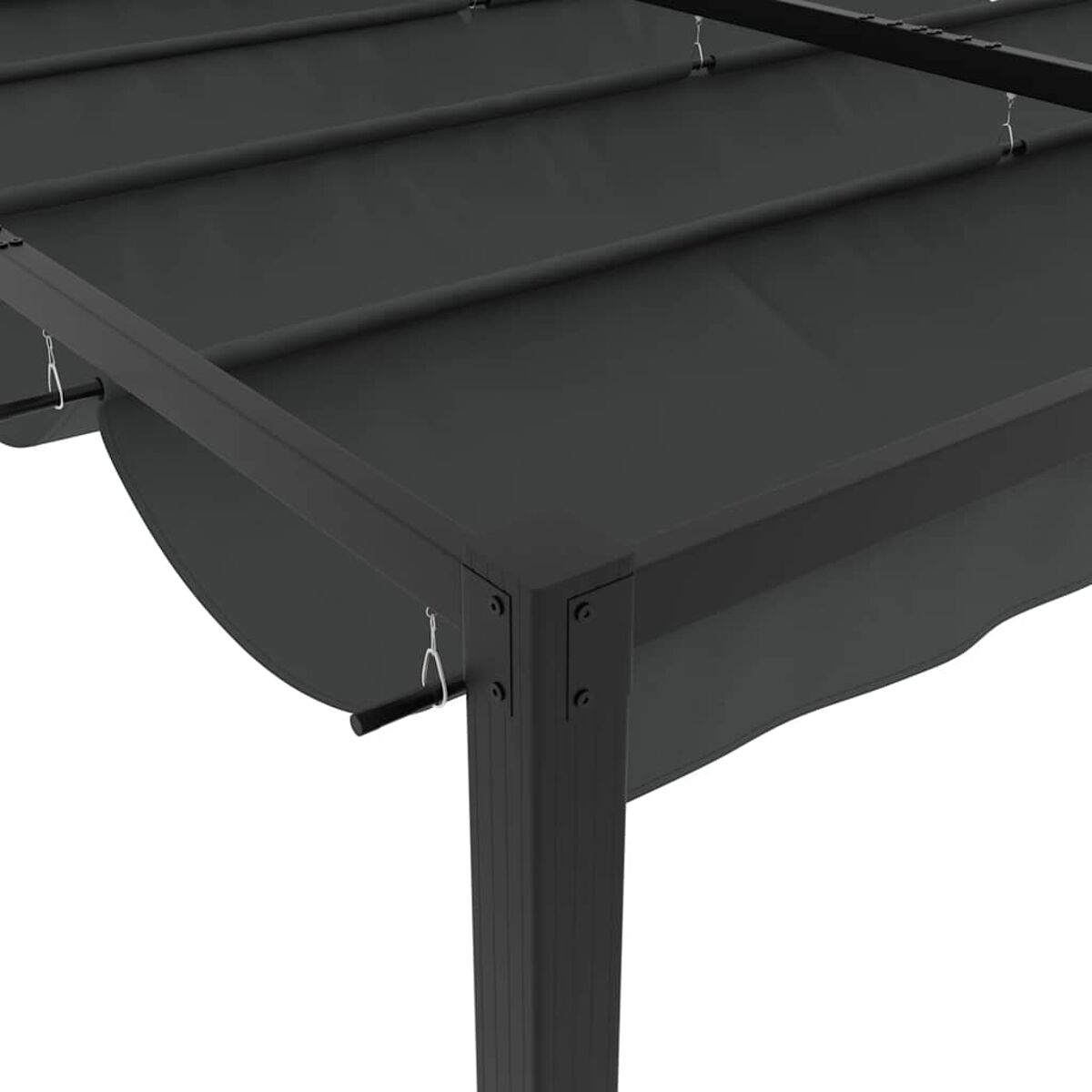 Primo piano di una pergola in metallo nero con pannelli del tetto in tessuto grigio scuro.