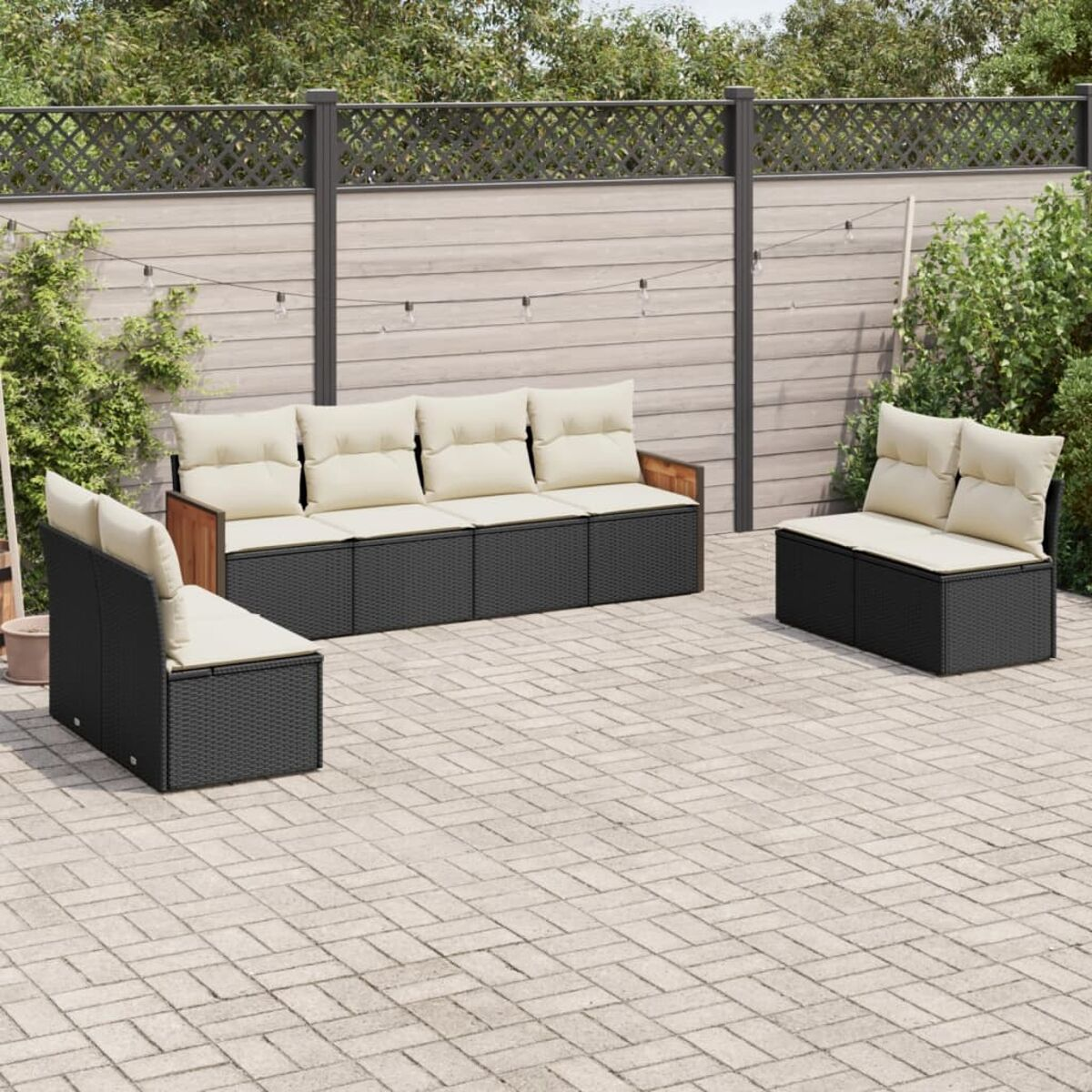 Outdoor-Sitzarrangement mit schwarzen und Holzelementen und beigen Kissen.