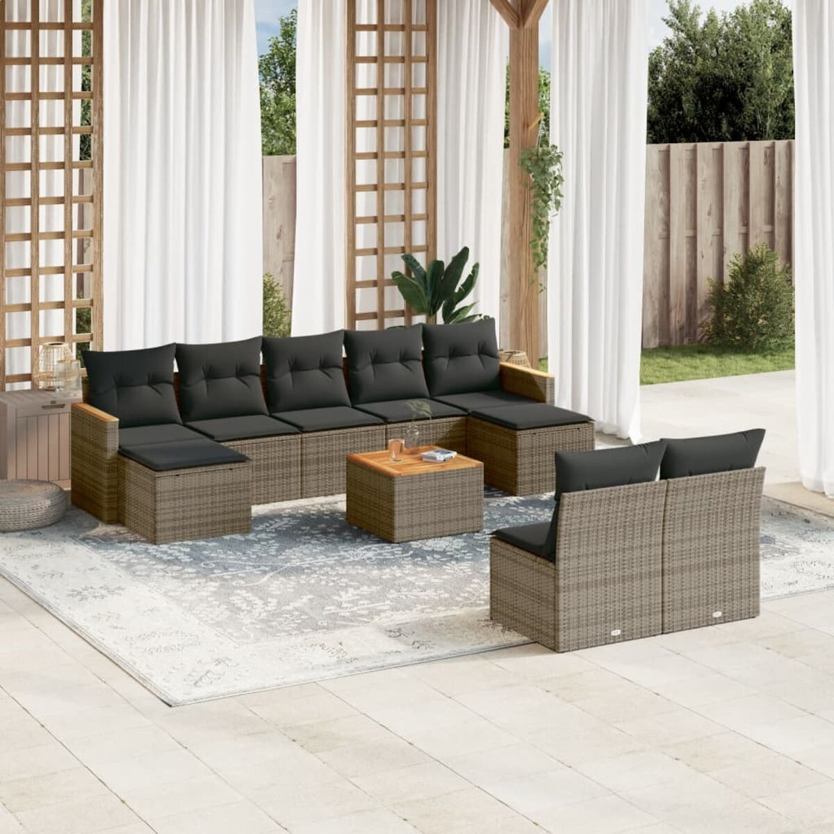 Rattan-Terrassenmöbel-Set mit Ecksofa, Couchtisch und kleinem Sofa.