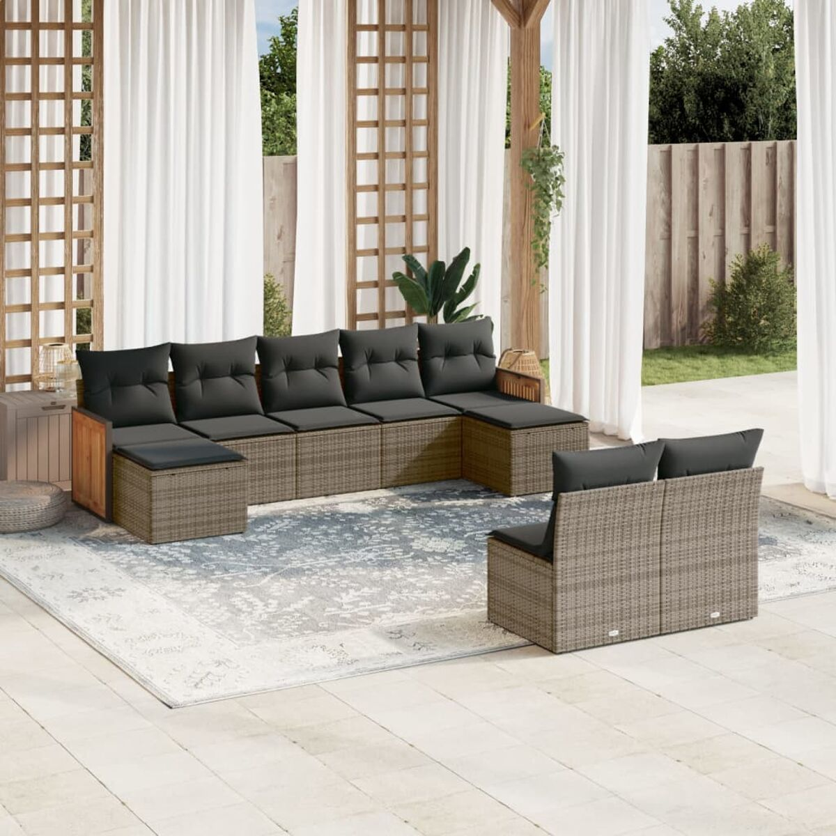 Outdoor-Ecksofa mit grauen Kissen, auf einem gemusterten Teppich, unter einer Holzpergola.