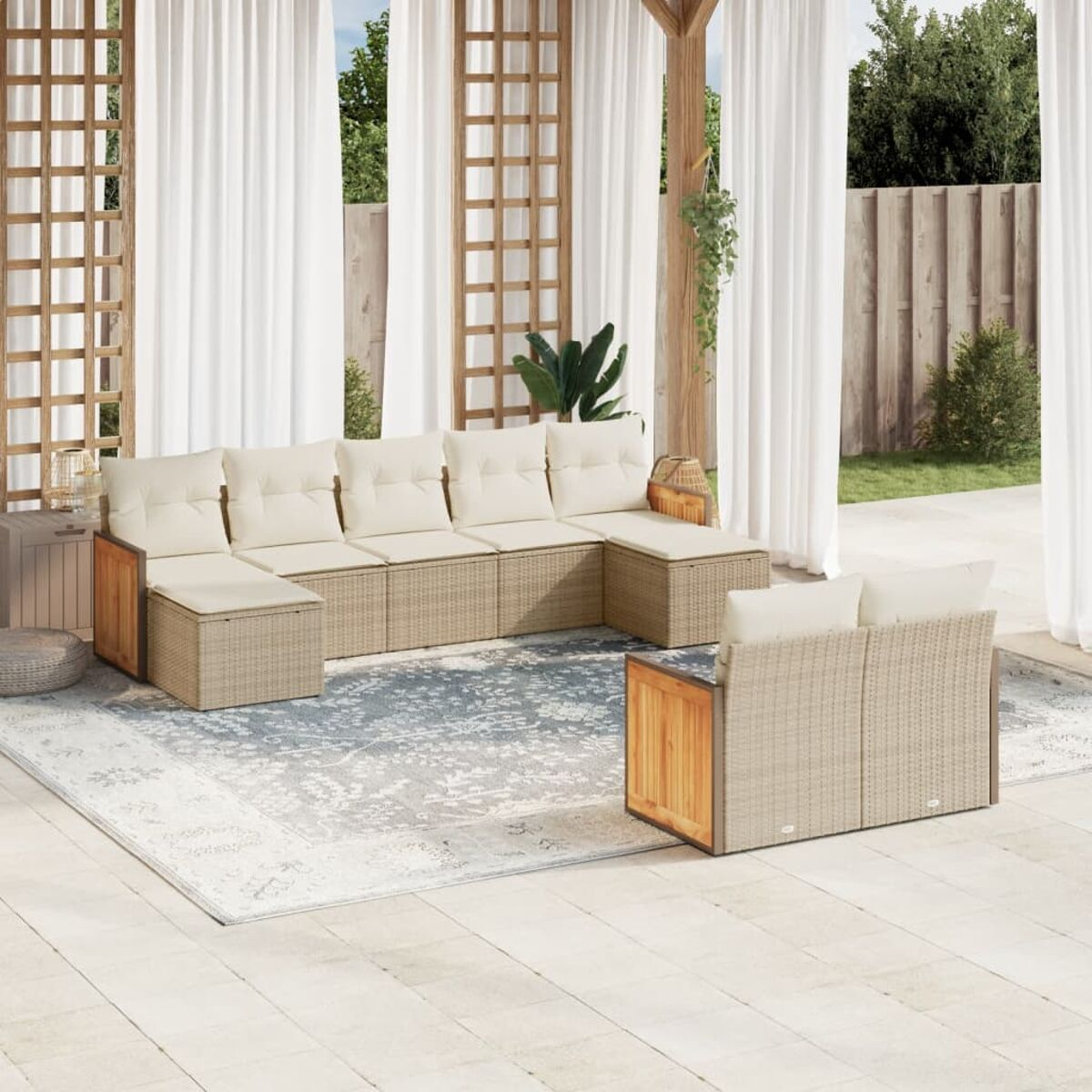 Ein beiges Rattan-Outdoor-Ecksofa auf einem gemusterten Teppich, mit Vorhängen.