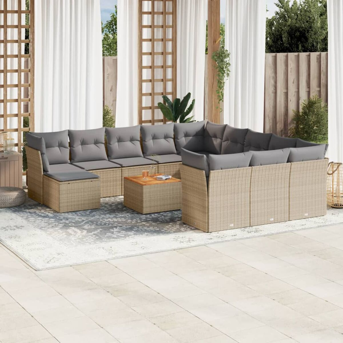 L-förmiges beiges Rattansofa mit grauen Kissen, Tisch und Teppich. Vorhänge im Hintergrund.
