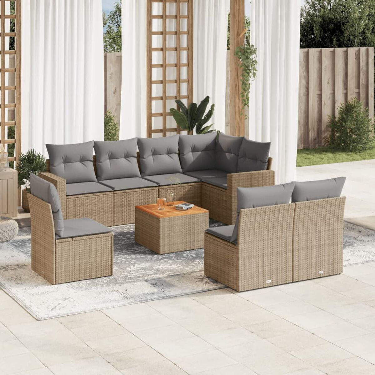 Outdoor-Rattan-Möbelset. Enthält ein Ecksofa, zwei Stühle, einen Couchtisch und einen Teppich auf der Terrasse.