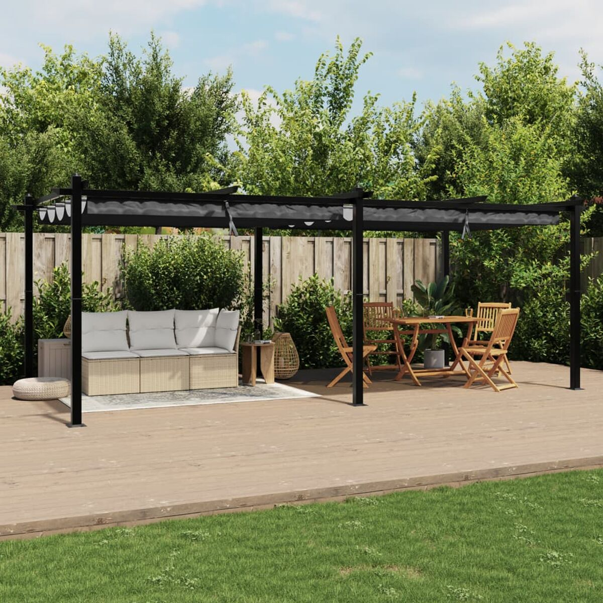 Pergola esterna con divano, sedie e set da pranzo su un ponte di legno.