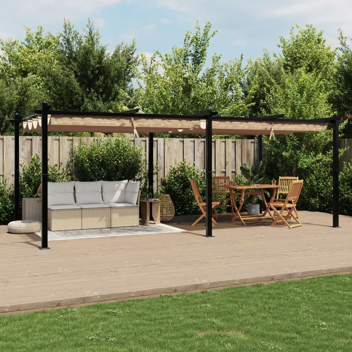 Patio esterno con pergola, area salotto e tavolo. Alberi ed erba sullo sfondo.