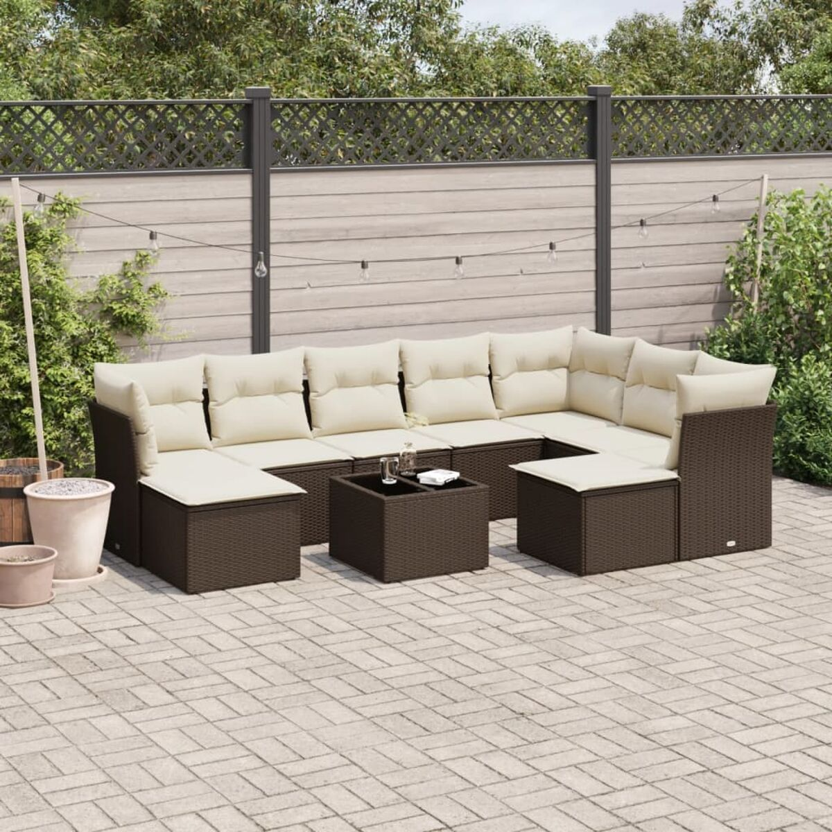 Divano componibile per esterni con cuscini beige, un tavolino e un patio in mattoni.