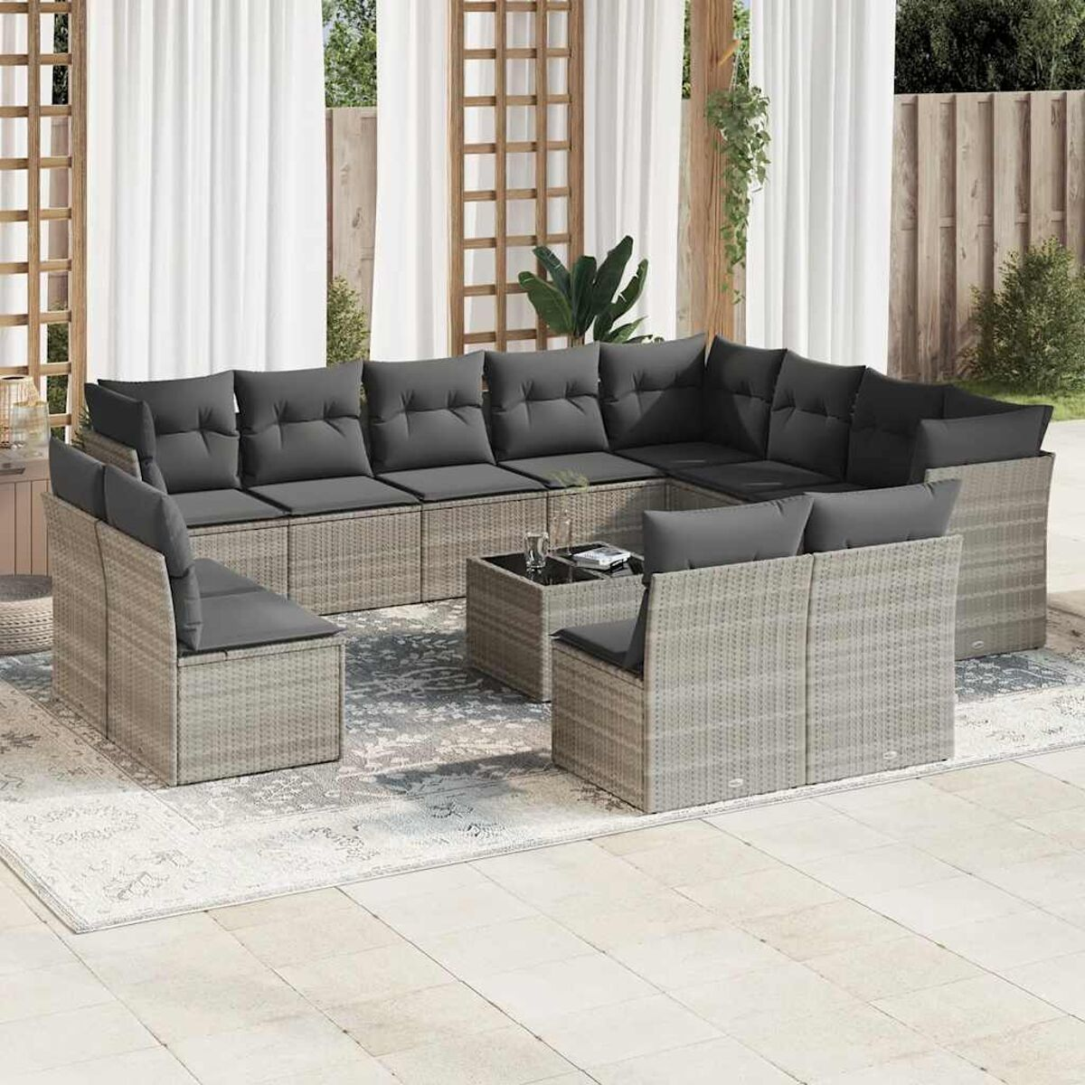 Outdoor-Ecksofa-Set mit grauen Kissen und einem Couchtisch.