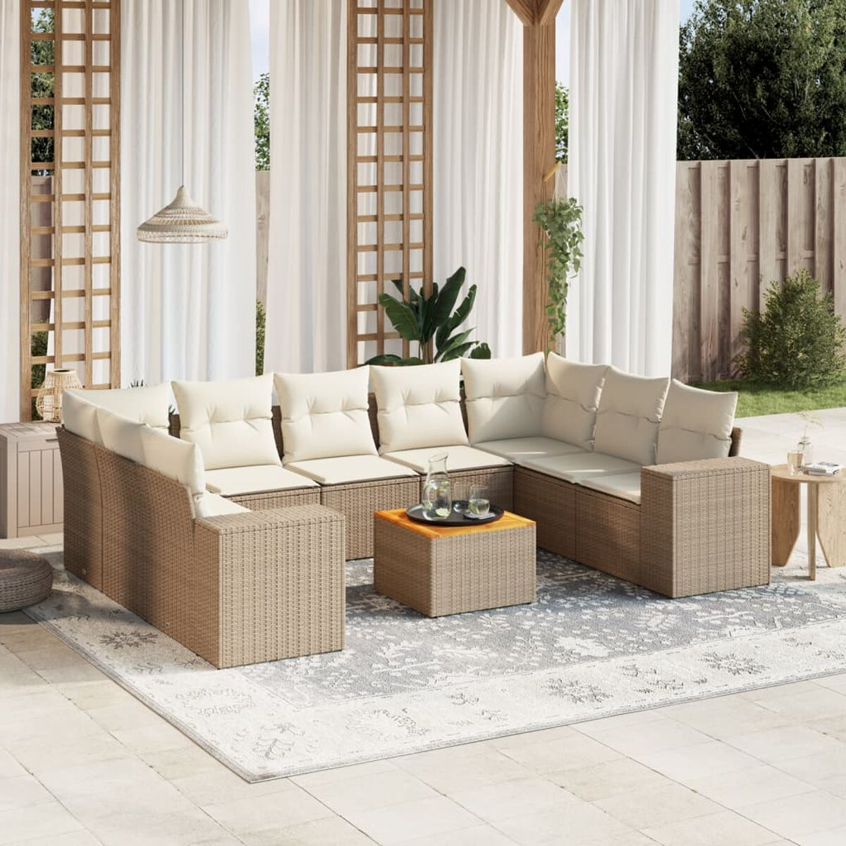 Terrassenset mit Sofa, Stühlen und Couchtisch, alles aus Korbgeflecht.